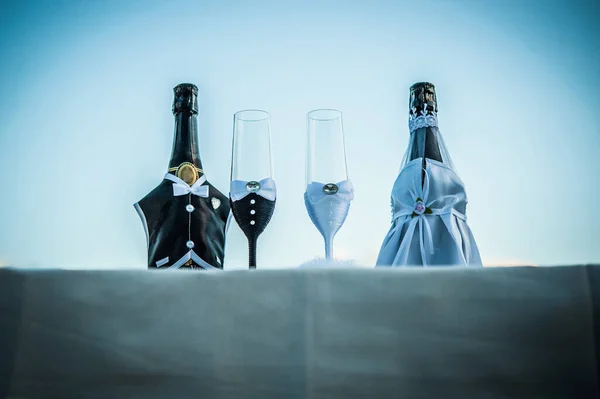 Бутылки Шампанского Бокалы Молодоженов — стоковое фото