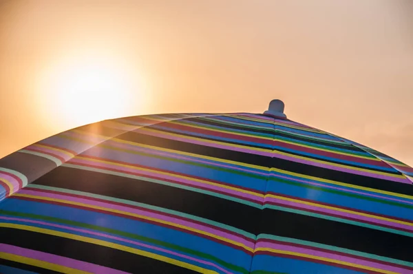 Ombrellone Colorato Sulla Spiaggia — Foto Stock