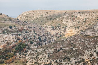 Nehiri geçen kanyon Gravina.