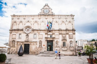 MATERA, ITALY - 27 Haziran 2014: İtalya 'nın Matera kentindeki Palazzo Lanfranchi Sarayı' nı ziyaret edenler.