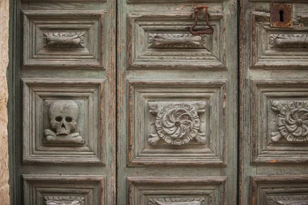 Starověké Dveře Zámek Matera — Stock fotografie
