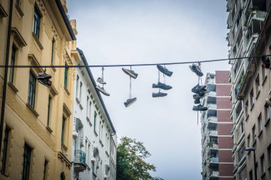 Ayakkabılar pamuk ipliğine bağlı