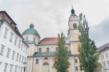 Ljubljana 'nın tarihi merkezinde ünlü binalar ve sokaklar