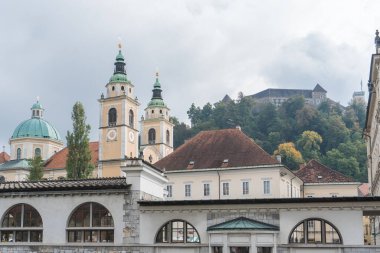 Ljubljana 'nın tarihi merkezinde ünlü binalar ve sokaklar