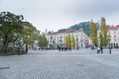 Ana meydan, kırmızı kilise, şehir merkezindeki Ljubljana anıtları.