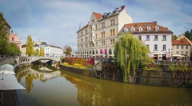 Ljubljana Kanalı, köprü ve renkli binalar.