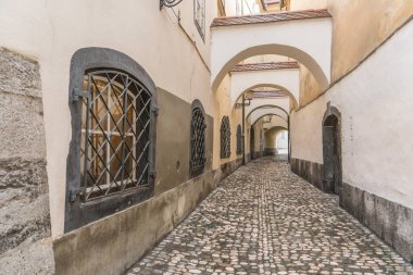 Ljubljana 'nın merkezindeki küçük sokaklar ve kemerler, tarihi sokaklar ve anıtlar.
