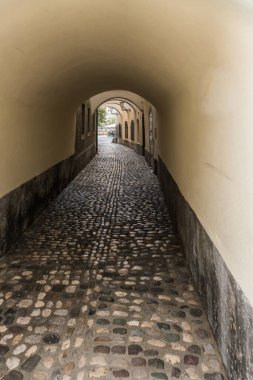 Ljubljana 'nın merkezindeki küçük sokaklar ve kemerler, tarihi sokaklar ve anıtlar.