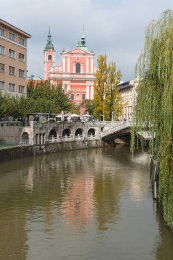 Ljubljana Kanalı, köprü ve renkli binalar.
