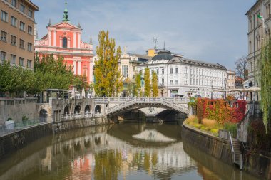Ljubljanica nehri üzerinde üçlü köprü, şehir eğlenceleri