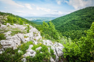 Baharda dağların güzel manzarası 