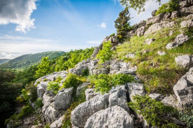 Baharda dağların güzel manzarası 
