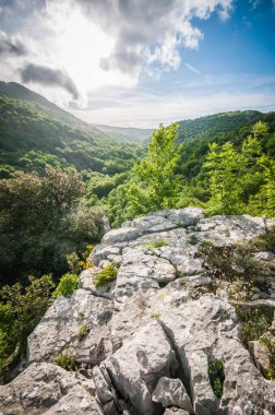 Baharda dağların güzel manzarası 
