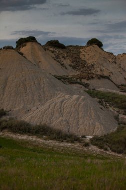 Baharda çorak topraklarda açan çayırlarda gün batımı baharda sarı çayırlar