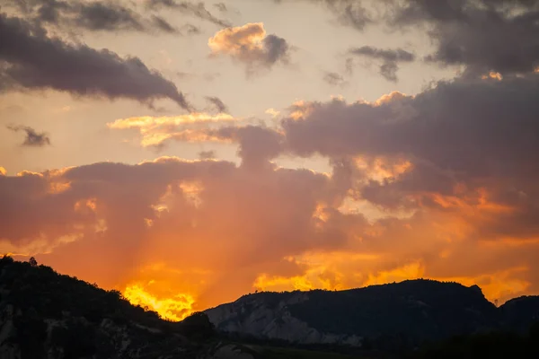 Zachód Słońca Niebo Nad Wzgórzami — Zdjęcie stockowe