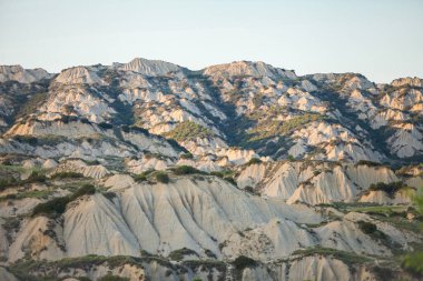 Aliano tepelerinde gün batımı çorak topraklar Basilicata