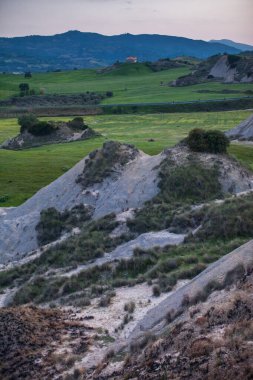 Aliano tepelerinde gün batımı çorak topraklar Basilicata