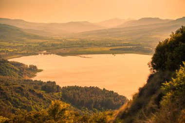 Gün batımında dağlarda gölü olan güzel bir manzara. 