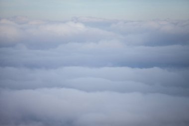 Bulutlu bir gökyüzü ve bulutlu bir hava.