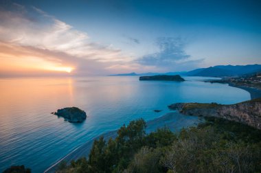 yeryüzündeki cennet... gün batımında denizin üzerindeki körfezin üzerinde renkli manzara.