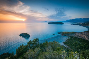 yeryüzündeki cennet... gün batımında denizin üzerindeki körfezin üzerinde renkli manzara.
