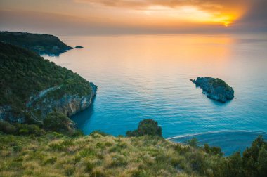 yeryüzündeki cennet... gün batımında denizin üzerindeki körfezin üzerinde renkli manzara.