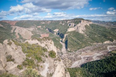 Dağın zirvesine vadiden görünümünü