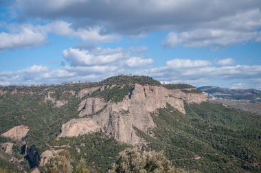 Dağın zirvesine vadiden görünümünü
