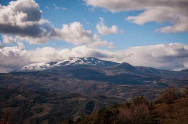 Dağın zirvesine vadiden görünümünü