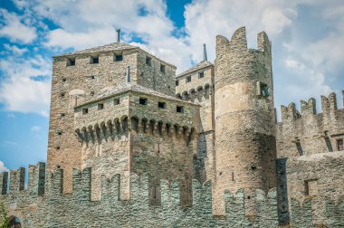 Alplerdeki kale ve dağ kalesi