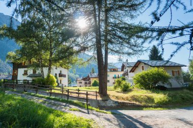 Binaları ve köy manzaralı Alp Vadisi