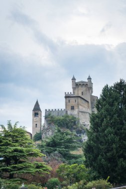 Alplerdeki kale ve dağ kalesi