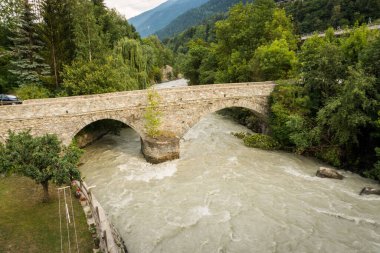 Alp deresi taştan köprünün altındaki vadiden akıyor.