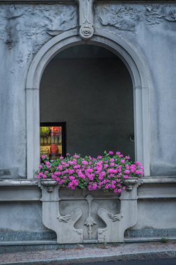 Vazo dolusu çiçeklerle süslenmiş bir kemer. 