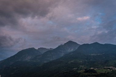 Alpler 'in tepeleri ve kötü hava.
