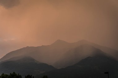 Alpler 'in tepeleri ve kötü hava.