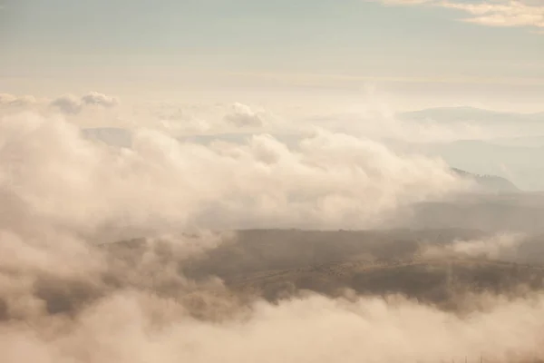 Oblačná Obloha Překrývající Vrstvy Obrysů Hor Letecká Perspektiva Obrysy Hor — Stock fotografie