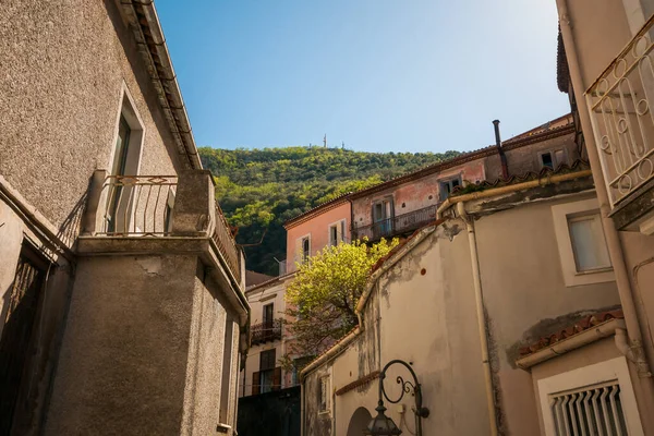 Maratea küçük sokakları ve panoramik manzaralar