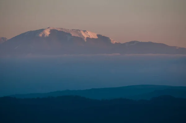 Gün Batımında Dağın Tepesinden Manzara — Stok fotoğraf