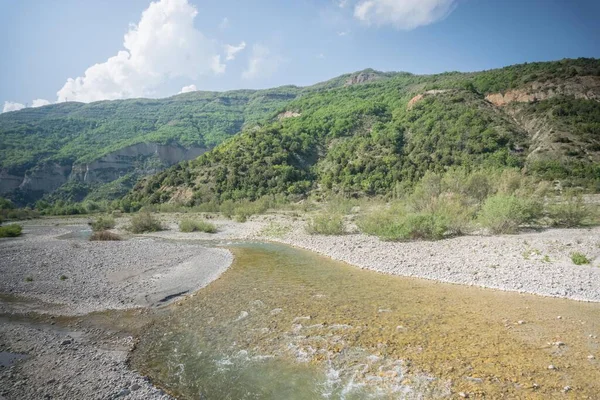 Ορμητικά Νερά Του Ποταμού Που Κατεβαίνει Από Βουνά — Φωτογραφία Αρχείου