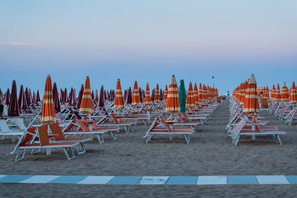 Şemsiyeler Plaj Sandalyelerinde Kapalı — Stok fotoğraf