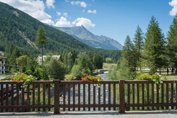 Alpenvallei Met Gebouwen Uitzicht Het Dorp — Stockfoto