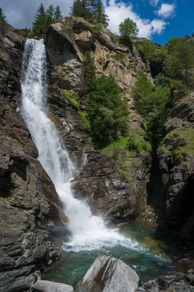 Ruisseau Coule Entre Les Rochers Crée Une Cascade Alpine — Photo