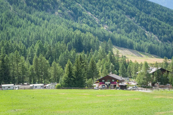 Alpin Dalgång Med Byggnader Och Utsikt Över Byn — Stockfoto