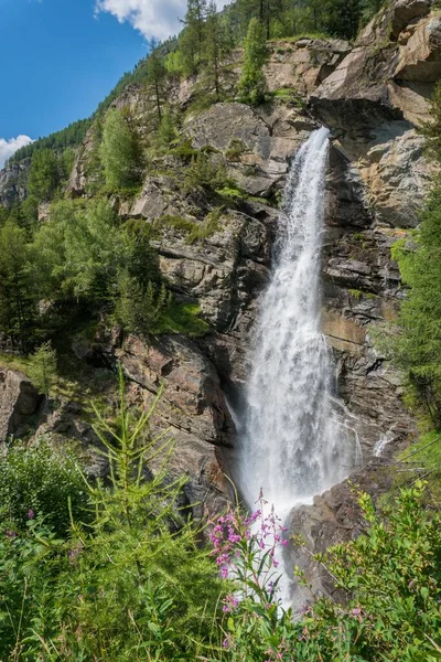 Ruisseau Coule Entre Les Rochers Crée Une Cascade Alpine — Photo