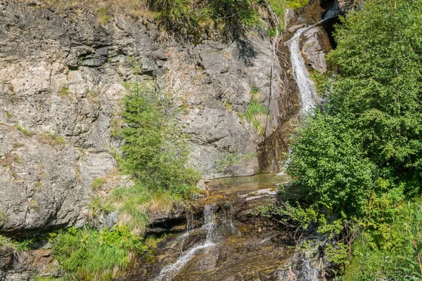 Bach Fließt Zwischen Den Felsen Und Schafft Einen Alpinen Wasserfall — Stockfoto