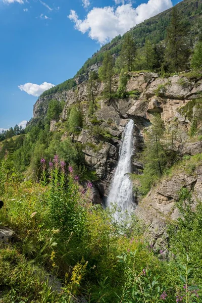 Sungai Mengalir Antara Batu Dan Menciptakan Air Terjun Alpine — Stok Foto