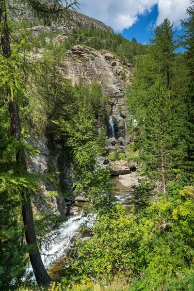 溪流在岩石间流动 形成高山瀑布 — 图库照片