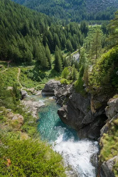 Potok Teče Mezi Skalami Vytváří Alpský Vodopád — Stock fotografie