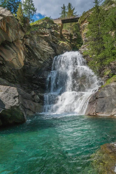 Strumień Płynie Między Skałami Tworzy Alpejski Wodospad — Zdjęcie stockowe